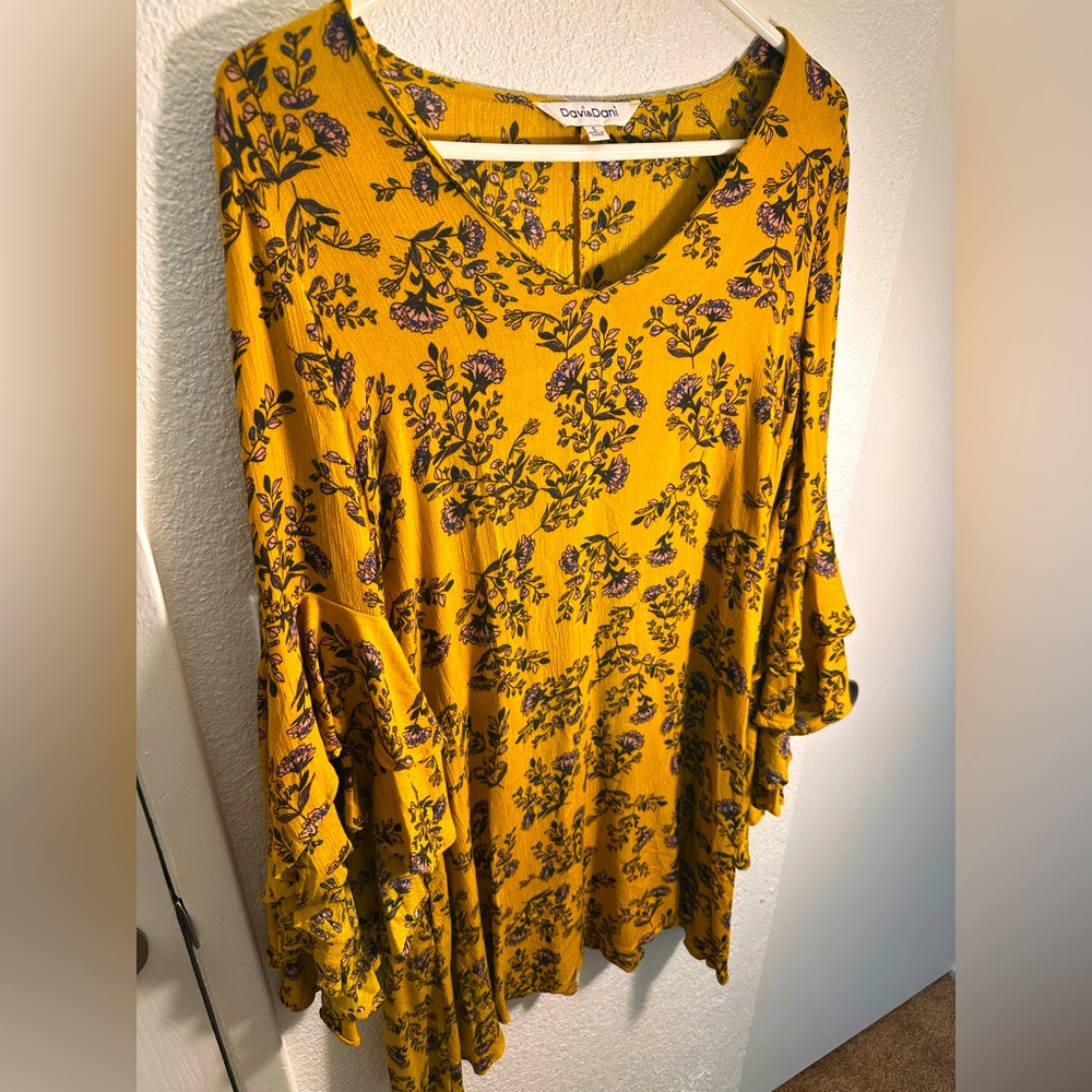 Davi and Dani oversized Small Women's Yellow floral bell sleeved dress.